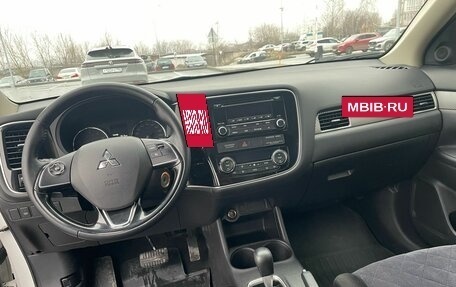 Mitsubishi Outlander III рестайлинг 3, 2015 год, 2 099 999 рублей, 14 фотография