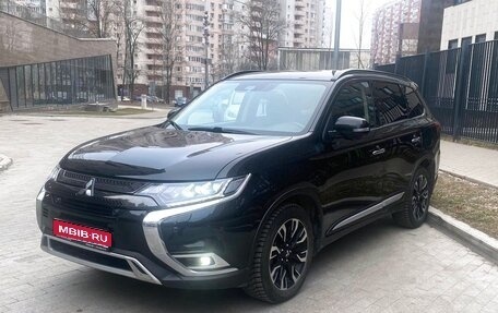 Mitsubishi Outlander III рестайлинг 3, 2021 год, 3 050 000 рублей, 1 фотография