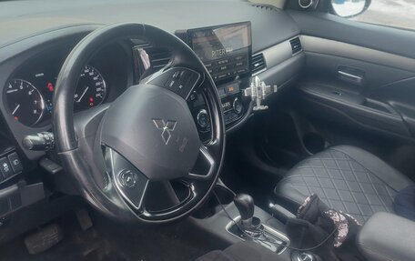 Mitsubishi Outlander III рестайлинг 3, 2015 год, 1 650 000 рублей, 6 фотография