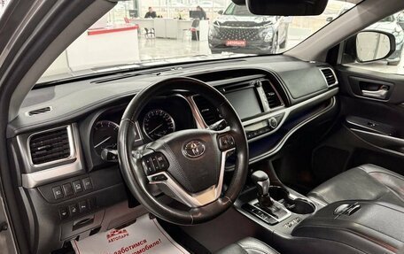 Toyota Highlander III, 2017 год, 3 300 000 рублей, 9 фотография