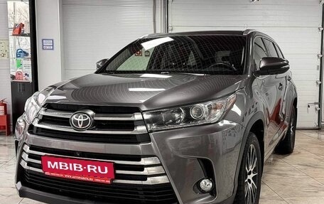 Toyota Highlander III, 2017 год, 3 300 000 рублей, 2 фотография