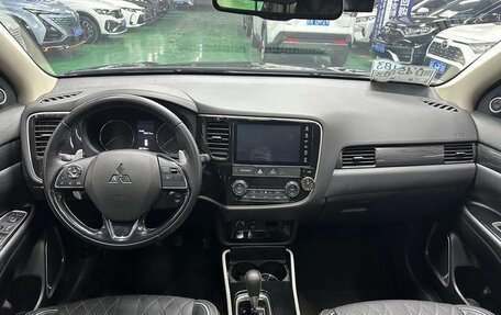 Mitsubishi Outlander III рестайлинг 3, 2020 год, 2 540 000 рублей, 8 фотография