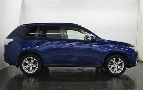 Mitsubishi Outlander III рестайлинг 3, 2013 год, 1 645 000 рублей, 4 фотография