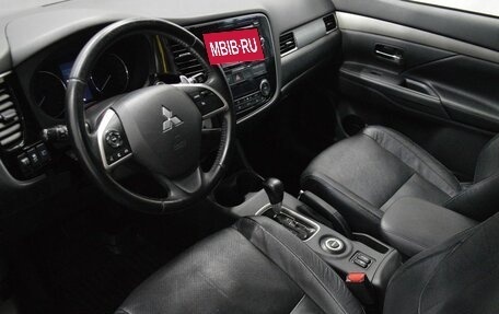 Mitsubishi Outlander III рестайлинг 3, 2013 год, 1 645 000 рублей, 10 фотография