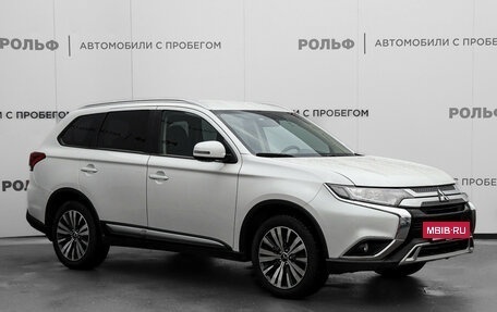 Mitsubishi Outlander III рестайлинг 3, 2020 год, 2 250 000 рублей, 3 фотография