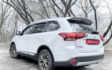 Mitsubishi Outlander III рестайлинг 3, 2015 год, 1 510 000 рублей, 3 фотография