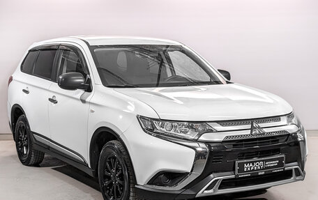 Mitsubishi Outlander III рестайлинг 3, 2020 год, 2 450 000 рублей, 3 фотография