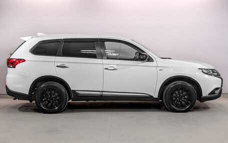 Mitsubishi Outlander III рестайлинг 3, 2020 год, 2 450 000 рублей, 4 фотография