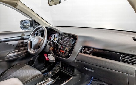 Mitsubishi Outlander III рестайлинг 3, 2020 год, 2 450 000 рублей, 11 фотография