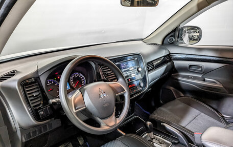 Mitsubishi Outlander III рестайлинг 3, 2020 год, 2 450 000 рублей, 16 фотография