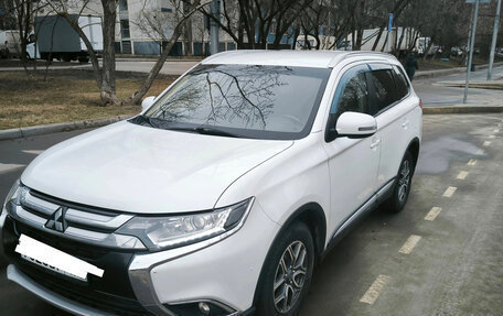 Mitsubishi Outlander III рестайлинг 3, 2015 год, 2 100 000 рублей, 2 фотография