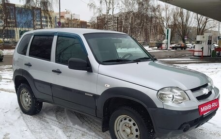 Chevrolet Niva I рестайлинг, 2018 год, 715 000 рублей, 3 фотография