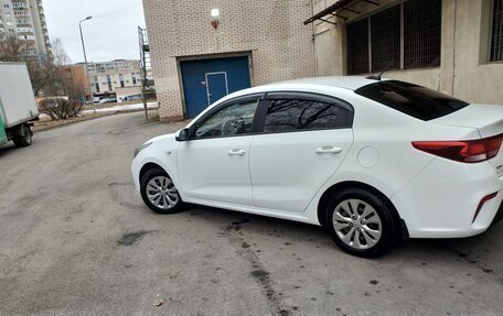 KIA Rio IV, 2018 год, 799 999 рублей, 3 фотография