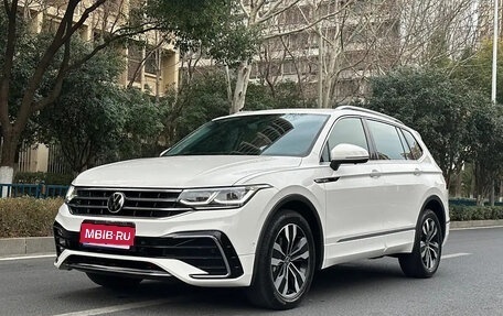 Volkswagen Tiguan II, 2022 год, 2 400 000 рублей, 1 фотография