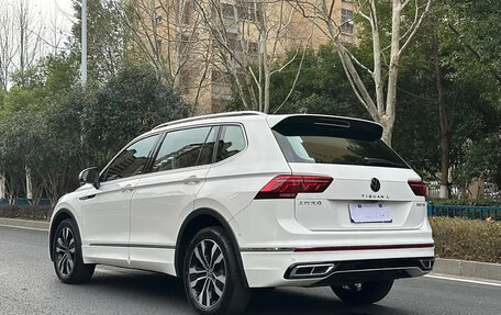 Volkswagen Tiguan II, 2022 год, 2 400 000 рублей, 4 фотография