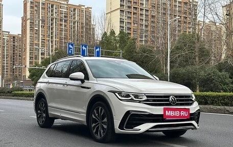 Volkswagen Tiguan II, 2022 год, 2 400 000 рублей, 3 фотография