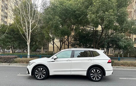 Volkswagen Tiguan II, 2022 год, 2 400 000 рублей, 7 фотография