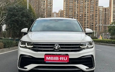 Volkswagen Tiguan II, 2022 год, 2 400 000 рублей, 2 фотография