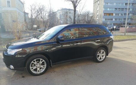 Mitsubishi Outlander III рестайлинг 3, 2013 год, 1 560 000 рублей, 3 фотография