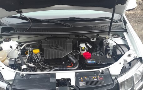Renault Logan II, 2017 год, 900 000 рублей, 2 фотография