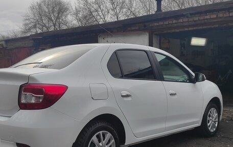 Renault Logan II, 2017 год, 900 000 рублей, 4 фотография