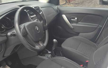 Renault Logan II, 2017 год, 900 000 рублей, 6 фотография