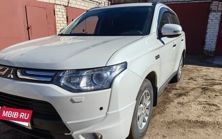 Mitsubishi Outlander III рестайлинг 3, 2013 год, 2 469 000 рублей, 2 фотография