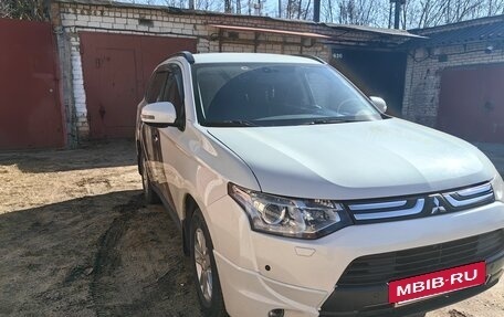 Mitsubishi Outlander III рестайлинг 3, 2013 год, 2 469 000 рублей, 3 фотография