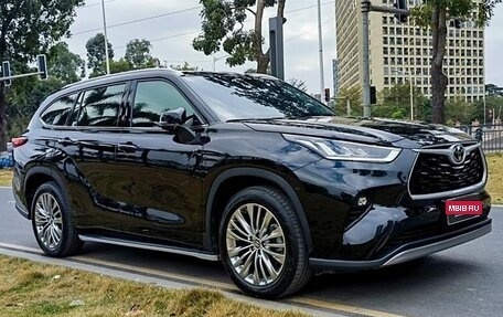 Toyota Highlander, 2022 год, 3 830 000 рублей, 2 фотография