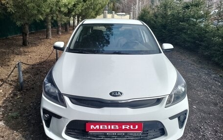 KIA Rio IV, 2018 год, 990 000 рублей, 2 фотография