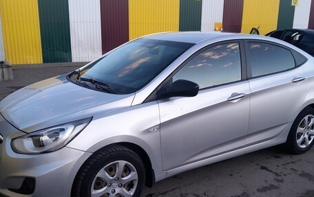 Hyundai Solaris II рестайлинг, 2011 год, 750 000 рублей, 3 фотография