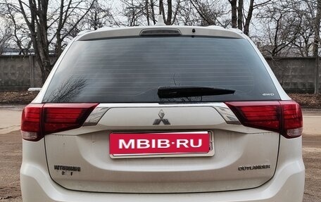 Mitsubishi Outlander III рестайлинг 3, 2017 год, 2 400 000 рублей, 15 фотография