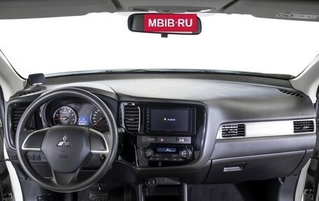 Mitsubishi Outlander III рестайлинг 3, 2016 год, 1 855 000 рублей, 12 фотография