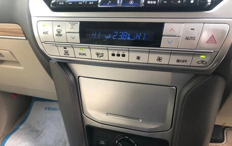Toyota Land Cruiser Prado 150 рестайлинг 2, 2022 год, 5 700 272 рублей, 10 фотография