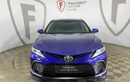 Toyota Camry, 2022 год, 3 250 000 рублей, 2 фотография