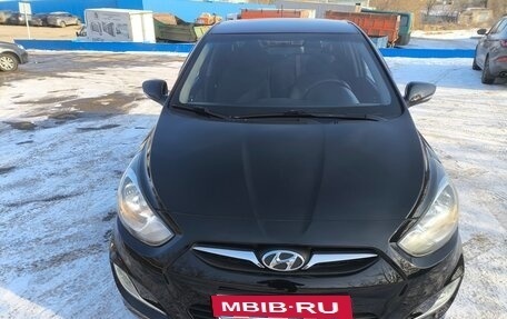 Hyundai Solaris II рестайлинг, 2011 год, 800 000 рублей, 2 фотография