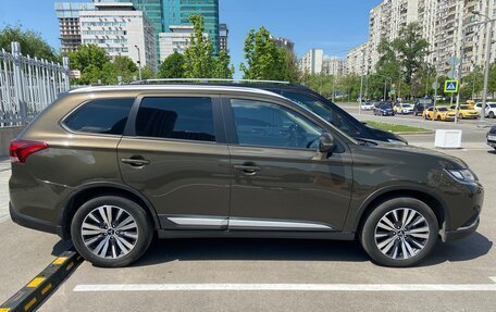 Mitsubishi Outlander III рестайлинг 3, 2021 год, 2 900 000 рублей, 5 фотография