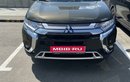 Mitsubishi Outlander III рестайлинг 3, 2021 год, 2 900 000 рублей, 2 фотография