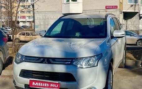 Mitsubishi Outlander III рестайлинг 3, 2013 год, 1 230 000 рублей, 1 фотография