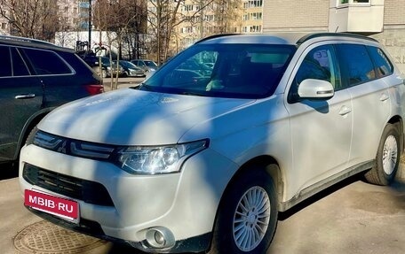 Mitsubishi Outlander III рестайлинг 3, 2013 год, 1 230 000 рублей, 2 фотография