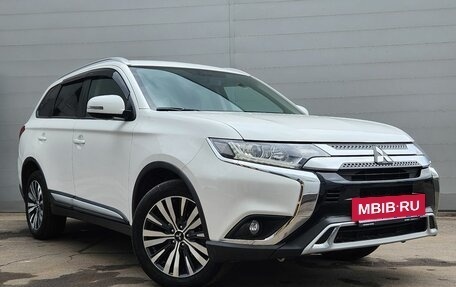 Mitsubishi Outlander III рестайлинг 3, 2020 год, 2 750 000 рублей, 3 фотография