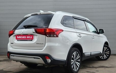 Mitsubishi Outlander III рестайлинг 3, 2020 год, 2 750 000 рублей, 5 фотография