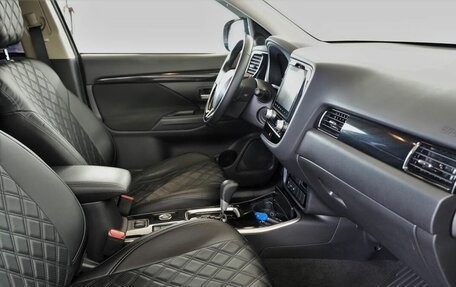 Mitsubishi Outlander III рестайлинг 3, 2022 год, 2 700 000 рублей, 11 фотография