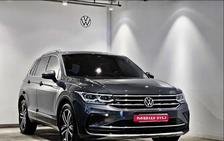 Volkswagen Tiguan II, 2021 год, 2 300 000 рублей, 1 фотография