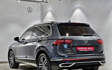 Volkswagen Tiguan II, 2021 год, 2 300 000 рублей, 2 фотография
