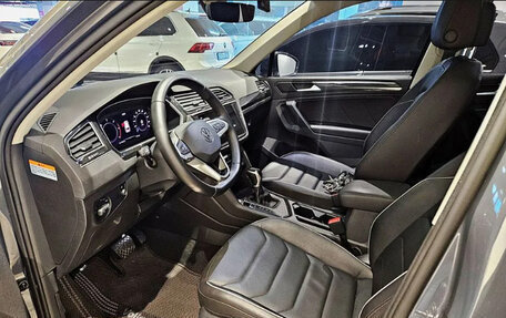 Volkswagen Tiguan II, 2021 год, 2 300 000 рублей, 10 фотография