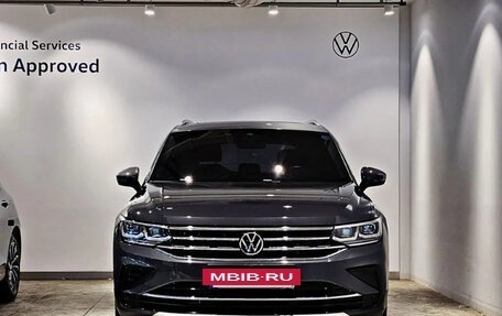 Volkswagen Tiguan II, 2021 год, 2 300 000 рублей, 3 фотография