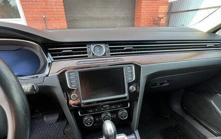 Volkswagen Passat B8 рестайлинг, 2015 год, 1 760 000 рублей, 16 фотография