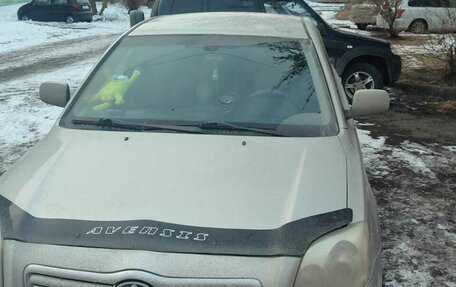 Toyota Avensis III рестайлинг, 2005 год, 900 000 рублей, 1 фотография
