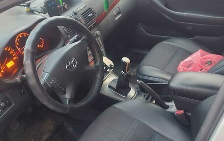 Toyota Avensis III рестайлинг, 2005 год, 900 000 рублей, 8 фотография
